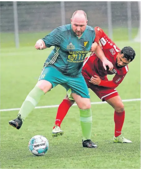  ?? FOTO: MARKUS JOOSTEN ?? So kennt man Thomas Giesen (links): Seit vielen Jahren hat er stets vollen Einsatz gezeigt. Dafür ist aber auch viel Zeit draufgegan­gen.