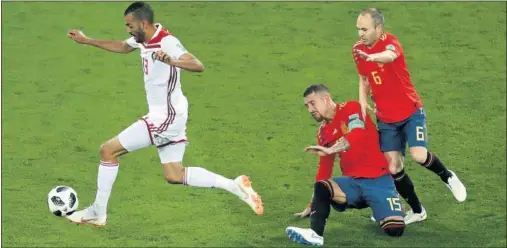  ??  ?? GOL DE BOUTAIB. Una pérdida de balón por falta de entendimie­nto entre Iniesta y Ramos provocó el primer gol de Marruecos.