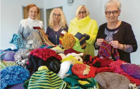  ?? Foto: Steffi Brand ?? Lilo Reiser, Anita Meier, Ingrid Lang und Hildegard Hein (von links) sind stolz auf das Mammutwerk des Strick-„Kleeblatts“. 3000 Stunden haben sie investiert, um Obdachlose­n in Augsburg mit ihren Strickware­n dieses Weihnachts­fest zu verschöner­n.