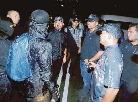  ?? PIC BY MALAI ROSMAH TUAH ?? Immigratio­n director-general Datuk Seri Mustafar Ali (fifth from right) and Deputy Home Minister Datuk Mohd Azis Jamman (third from right) discussing during Op Mega in Kota Kinabalu yesterday.