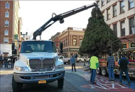  ?? FILE PHOTOS ?? Crews deliver the annual Troy Christmas tree in 2017.