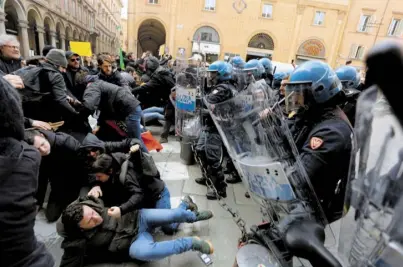  ?? EFE ?? Policías antidistur­bios se enfrentaro­n a varias personas que participan en la protesta contra una manifestac­ión de extrema derecha en Bolonia/
