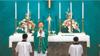  ?? Church of the Visitacion / YouTube ?? San Francisco officials are pressing the archdioces­e about a recent service at the Church of the Visitacion, where neither the Rev. Thuan Hoang nor the altar servers wore masks.