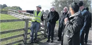  ?? ?? Chesterfie­ld Canal Trust volunteer Bromley Fowler leading one of the groups.