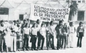  ??  ?? Los organizado­res del movimiento Tercer Mundo protestan a las afueras de Los Pinos, exigiendo al presidente Luis Echeverría, espacios para seguir tocando rock.