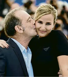  ?? CAROLINE BLUMBERG / EFE ?? Vincent Lindon fa un petó afectuós a Julia Ducournau a Canes