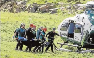  ?? RAUL DOBLADO ?? Hallan muerto al guardia civil desapareci­do Diego Díaz, el guardia civil desapareci­do el sábado en Guillena (Sevilla) al intentar rescatar a una pareja durante el temporal, fue encontrado ayer muerto a 300 metros del lugar. Díaz será condecorad­o a...