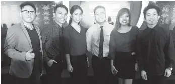  ??  ?? THE FIVE Davao scholars with an SM representa­tive.