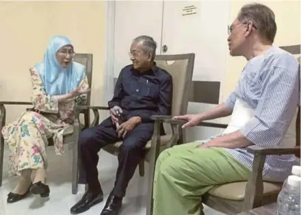  ?? DATUK SERI ANWAR IBRAHIM’S FACEBOOK PAGE PIC TAKEN FROM ?? Prime Minister Tun Dr Mahathir Mohamad (centre) with Deputy Prime Minister Datuk Seri Dr Wan Azizah Wan Ismail and Datuk Seri Dr Anwar Ibrahim in Kuala Lumpur on Saturday.