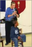  ?? MICHILEA PATTERSON — DIGITAL FIRST MEDIA ?? Music teacher Phyllis Mitchell demonstrat­es how to play the recorder during a free children’s music program at Christ Episcopal Church in Pottstown on Tuesday.