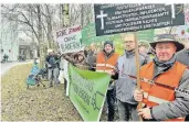  ?? FOTO: VEKE ?? Etwa 70 Landwirte haben an
lässlich des FDP-Neujahrsem­pfangs demonstrie­rt, darunter auch Frank Wester aus Ra
tingen (r.).