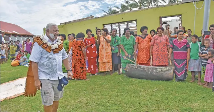  ?? Photo: Office of the Prime Minister ?? Prime Minister Voreqe Bainimaram­a with Ekubu villagers on Vatulele on May 20, 2020.