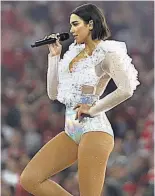  ??  ?? La cantante británica Dua Lipa puso el toque musical en la gala que abrió la final de la Champions League.