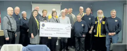 ?? SPECIAL TO THE EXAMINER ?? Chemung Lake Lions presented a check of $95,000 to the Selywn Council for the completion of the Paul J English Frisbee Park in Bridgenort­h Ontario