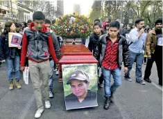  ??  ?? Simpatizan­tes y padres de los 43 normalista­s desapareci­dos en Iguala marcharon sobre Reforma con un féretro, al insistir en su exigencia de justicia.