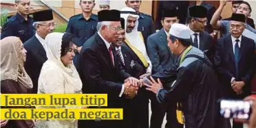  ??  ?? NAJIB bersama isteri, Datin Seri Rosmah Mansor beramah mesra bersama jemaah haji.