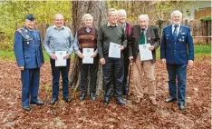  ?? Foto: Christian Ganzenmüll­er ?? Vorsitzend­er Christian Sedlmeir (links) und Bezirksvor­sitzender Dieter Scholle (rechts) ehrten Hans Kleiner, Michael Menhofer, Benedikt Braunmille­r und Helmut Schmitt (von links).