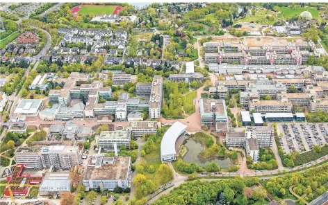  ?? FOTO: IMAGO ?? Hier kann man sich als Neuling schon einmal verlaufen: der Campus der Heinrich-Heine-Universitä­t in Düsseldorf.