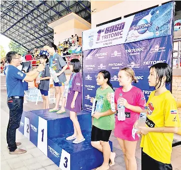  ??  ?? STARTING THEM YOUNG: The top six swimmers in of the events receiving their prizes from Life Water Industries Sdn Bhd director Liaw Hen Kong.