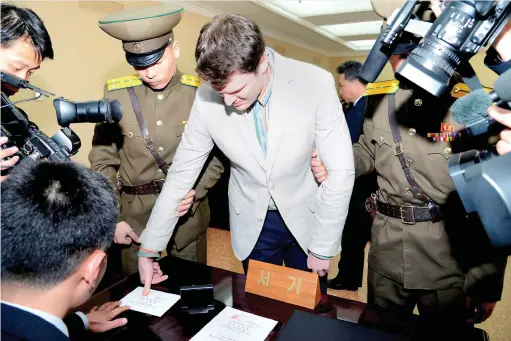  ?? PHOTO D’ARCHIVES, AFP ?? L’Américain Otto Warmbier avait été arrêté en 2016 pour avoir tenté de voler une affiche de propagande puis condamné à 15 ans de travaux forcés en Corée du Nord. Dans le coma, l’étudiant a finalement été libéré par Pyongyang cette semaine.