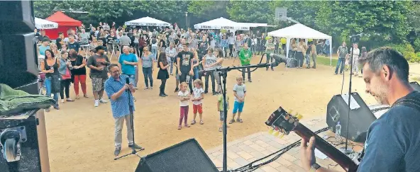  ?? RP-FOTO: GOTTFRIED EVERS ?? Die Gruppe „6/45 a Day“trat im Stadtpark auf und sorgte für gute Stimmung bei den Besuchern.