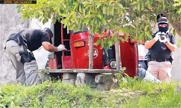  ??  ?? SANTIAGO MARTÍNEZ FUE ASESINADO CUANDO CONDUCÍA SU MOTOTAXI FRENTE A LA CANCHA DE LA CALLE PRINCIPAL DE LA COLONIA LAS MERCEDES, EN APOPA, DONDE, SEGÚN RESIDENTES, HAN OCURRIDO OTROS HOMICIDIOS ESTE AÑO.