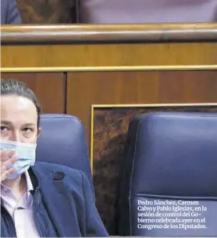  ?? David Castro ?? Pedro Sánchez, Carmen Calvo y Pablo Iglesias, en la sesión de control del Gobierno celebrada ayer en el Congreso de los Diputados.