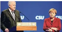  ??  ?? 2015 beim CSU-Parteitag in München: die Zurechtwei­sung der Bundeskanz­lerin auf offener Bühne wegen ihrer Flüchtling­spolitik.