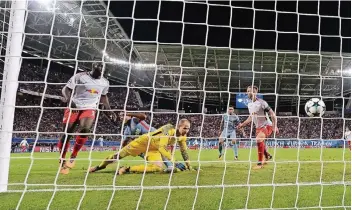  ?? FOTO: IMAGO ?? Youri Tielemans zeigt, dass Leipzig anfällig ist, wenn man mit dem nötigen Willen vor dem Tor arbeitet: Im Nachsetzen erzielt er das 1:1 für Monaco bei RB.