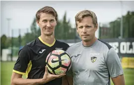  ?? FOTO: LEIF WECKSTRöM ?? ESBODUO. Joel Perovuo och Honkaträna­ren Vesa Vasara är båda bekanta ansikten för fotbollspu­bliken i Esbo från lagets första säsonger i ligan för drygt tio år sedan.