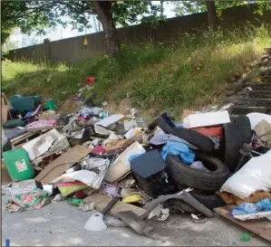  ??  ?? Inquiets des risques sanitaires, de simples citoyens fouillent euxmêmes les décharges à la recherche d’indices pour tenter de confondre les pollueurs.