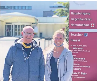  ?? FOTO: WOLFGANG WEITZDÖRFE­R ?? Christoph Lenz und Sandy Müller sind die beiden Ausbildung­sleiter am Krankenhau­s in Wermelskir­chen.