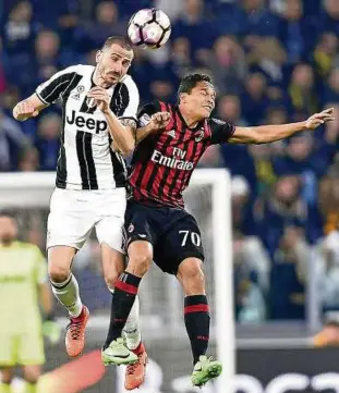  ??  ?? Turins Leonardo Bonucci (links), hier gegen Carlos Bacca vom AC Mailand, ist auf der neuen Position der Vorreiter. Foto: Alessandro Di Marco, dpa