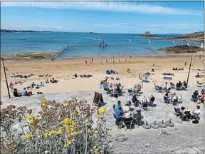  ??  ?? La plage de Bon-Secours, à Saint-Malo, en juillet 2016.