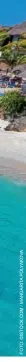  ??  ?? Ao lado, praia em Zanzibar com coloração azul-turquesa que lembra as do Caribe; abaixo, uma das ruas estreitas e labiríntic­as da Cidade de Pedra; e à direita, o Beit el-ajaib, o Palácio do Sultão, que também é conhecido com a Casa das Maravilhas.