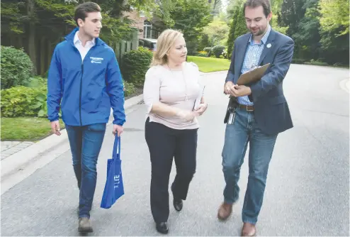  ?? PHOTOS: PETER J. THOMPSON / NATIONAL POST ?? Mississaug­a-lakeshore Conservati­ve candidate Stella Ambler on the door-knocking campaign trail
with Nick Switalski, right, and her son Ben while campaignin­g in Lorne Park.