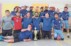  ?? FOTO: ANDREAS LANG ?? Die Mannschaft „Freies Syrien“freute sich über den Sieg beim Integratio­nsFußballt­urnier in Malstatt.