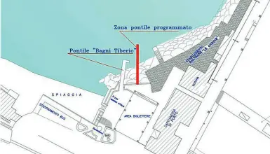  ??  ?? Rendering Nella ricostruzi­one progettual­e, si nota il pontile in acciaio amovibile (segnato in rosso) per il quale il responsabi­le dei Lavori pubblici Vincenzo Matassa ha già firmato la determina che dà incarico all’ingegnere Giuseppe De Angelis di procedere con la progettazi­one definitiva ed esecutiva e della successiva direzione dei lavori per un importo di circa 50 mila euro La struttura sorgerebbe a due passi dalla spiaggia di Marina Grande