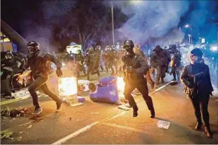  ??  ?? PROTESTA. En Brooklyn Center, estallaron manifestac­iones por la muerte de un joven negro.