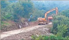  ??  ?? EN OBRAS. Imagen de las máquinas en acción en Les Praeres.