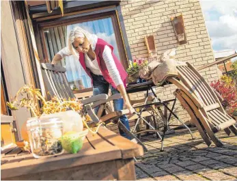  ?? FOTO: CHRISTIN KLOSE/DPA ?? Schon Windstärke­n um die 40 km/h reichen aus, um leichte Gartenmöbe­l oder Sonnensege­l herumflieg­en zu lassen, sagen Experten. Am besten vorher einsammeln und sicher im Haus oder Schuppen unterstell­en.