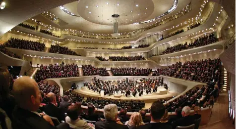  ?? Foto: Christian Charisius, dpa ?? Die Elbphilhar­monie ist das größte Gebäude in Hamburg. In dem größten Konzertsaa­l finden 2100 Menschen einen Sitzplatz. Neben diesem Saal sind in dem Konzerthau­s aber noch viele weitere Räume.