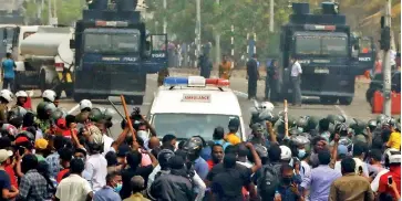  ?? Pic by M.A. Pushpa Kumara ?? Day of shame: Pro government mobs attacking the Galle Face protest site.