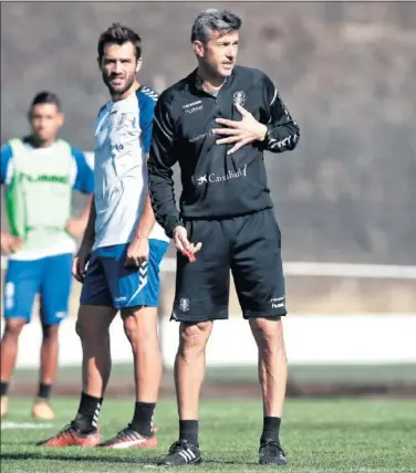  ??  ?? CUESTIONAD­O. Tras golear al Reus y respirar un poco, José Luis Martí vuelve a estar en el ojo de la crítica.