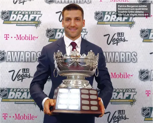  ??  ?? Patrice Bergeron exhibe fièrement son quatrième trophée Selke obtenu hier à Las Vegas.