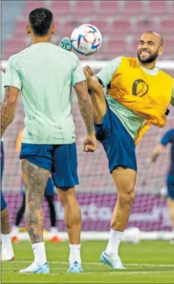  ?? ?? Dani Alves, durante el entrenamie­nto en Qatar.