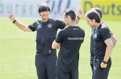  ?? FOTO: DPA ?? Starker Typ: Bundestrai­ner Joachim Löw mit seinen Assistente­n Miro Klose, Thomas Schneider und Andreas Köpke (verdeckt).