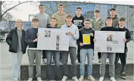  ?? FOTO: JESSICA GRONERT ?? Diese Zwölftkläs­sler des Max-Planck-Gymnasiums in Trier freuen sich über den Sieg beim Bundeswett­bewerb.