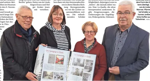  ?? FOTO: SETTNIK ?? Die Initiatve Stolperste­ine hat sich zum 9. November eine besondere Form des Gedenkens überlegt. Heinz van de Linde, Ruth Warrner, Pfarrerin Rahel Schaller und Johannes Janßen (von links) hoffen auf viele Teilnehmer.