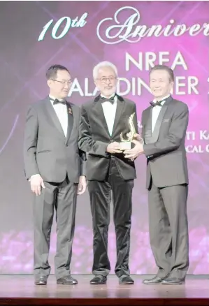  ??  ?? Kozin Real Estate managing director Dato Alex KK Ting (right) receives the Real Estate Agency of the Year (Sarawak) award from Raja Kamarul Bahrin Shah.